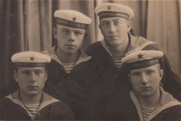 Orest Evgenievich Monfor (second right) with fellow submariners of his training squad (Leningrad, 6<sup>th</sup> October 1934)